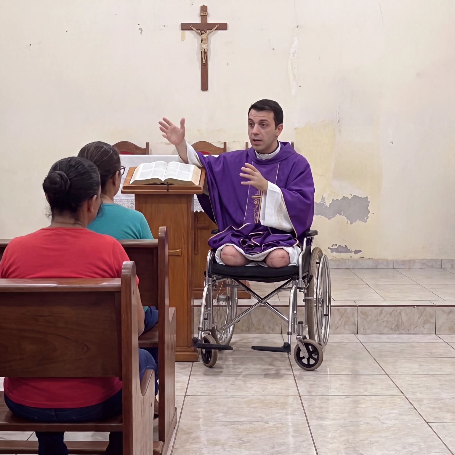 Padre Miguel celebrando a missa sentado na cadeira de rodas